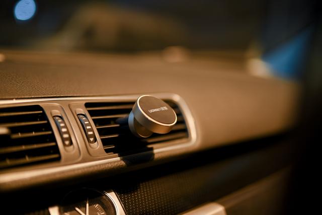 车载手机支架，还是磁吸的好