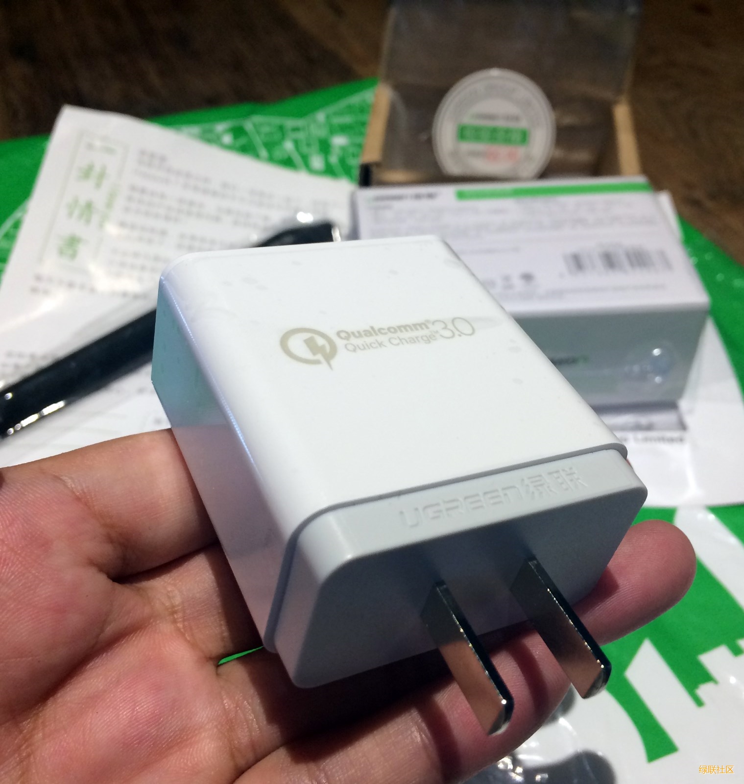 意昂2QC3充电器三围