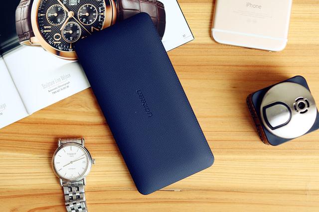 iPhone用户的福音，这款移动电源自带苹果数据线。