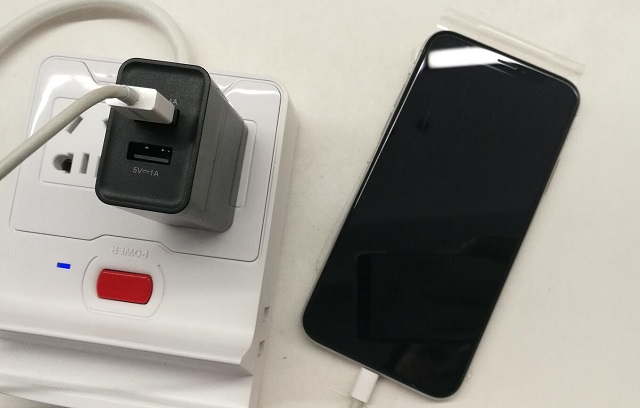 iPhoneX无线充电速度实测：跟原装5W充电功率一致