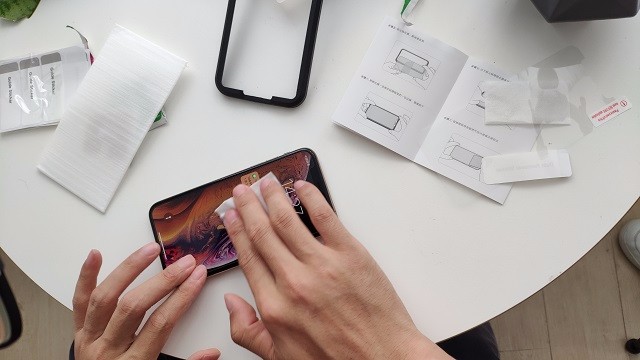 教你1分钟学会贴iPhone XS钢化膜.jpg