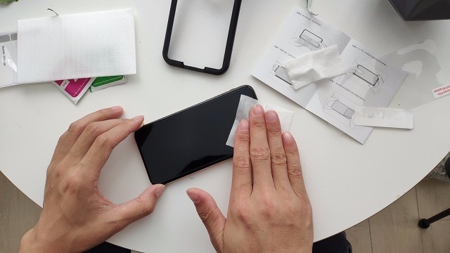 教你1分钟学会贴iPhone XS钢化膜.jpg