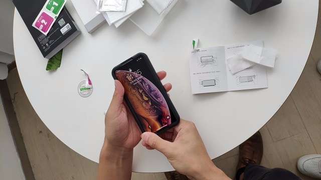 教你1分钟学会贴iPhone XS钢化膜.jpg