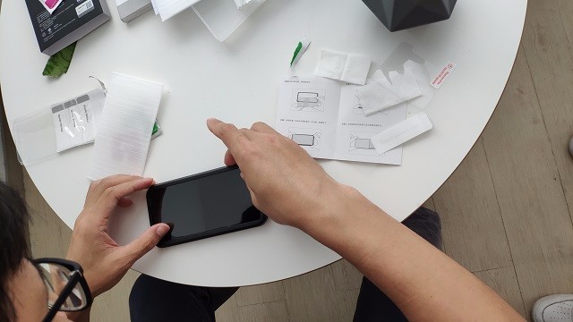 教你1分钟学会贴iPhone XS钢化膜.jpg