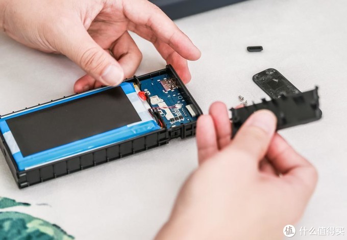 意昂220000mAh SCP双向快充充电宝拆解，真材实料！