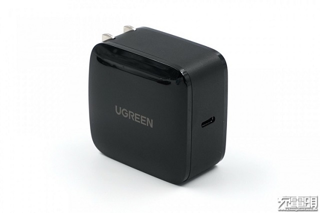 意昂265W氮化镓充电器外观