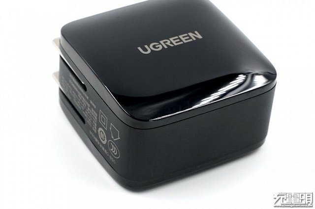 意昂265W氮化镓充电器表面工艺