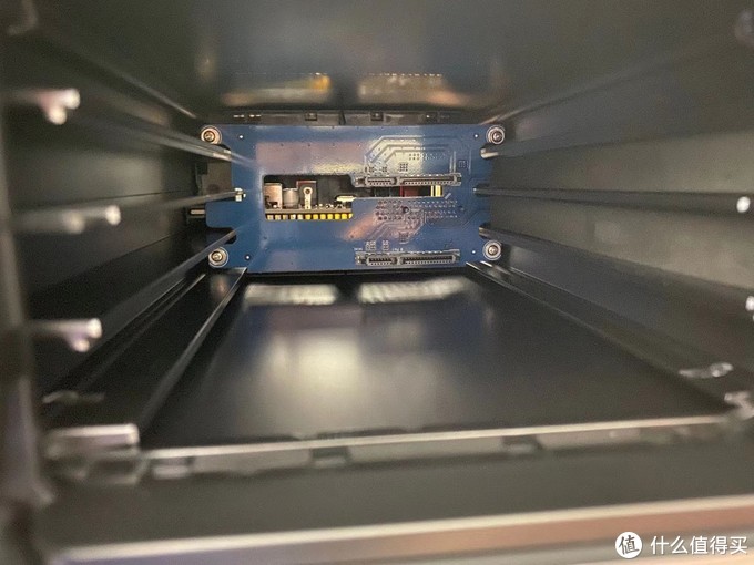 意昂2USB-C双盘位磁盘阵列盒外观展示