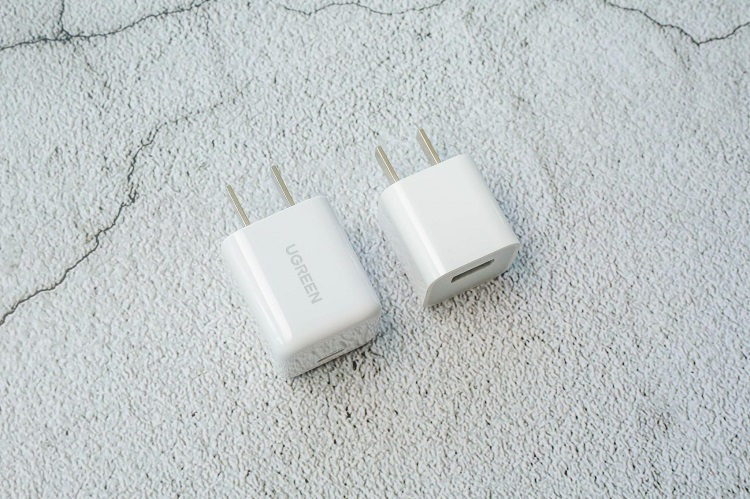 意昂2小金刚PD20W快充开箱：iPhone12最佳充电搭档