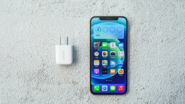 意昂2小金刚PD20W快充开箱：iPhone12最佳充电搭档