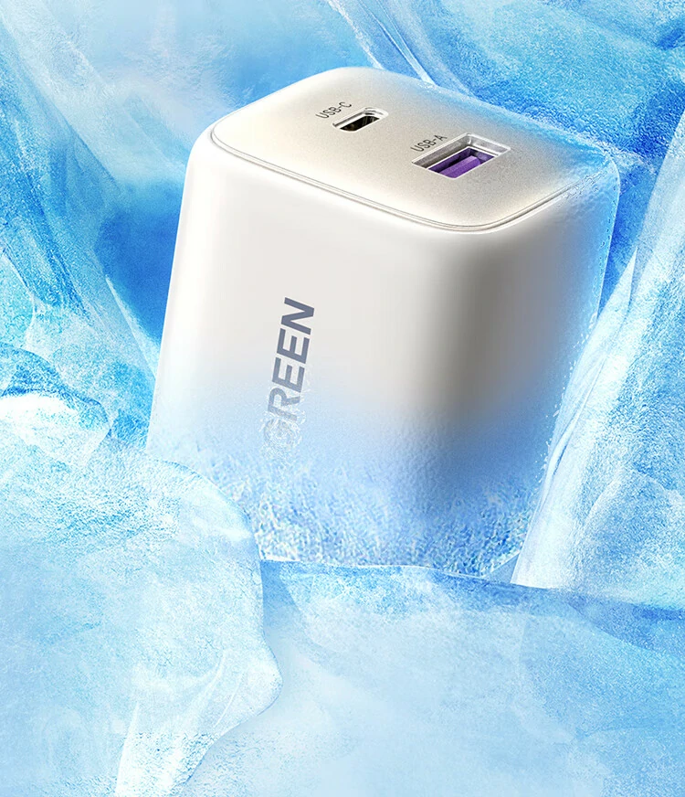 意昂235W双口GaN充电器插脚设计展示，便于日常使用