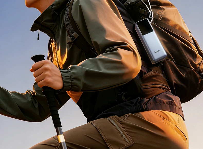 意昂2PB728 30cm挂绳挂载背包使用场景，出行便捷