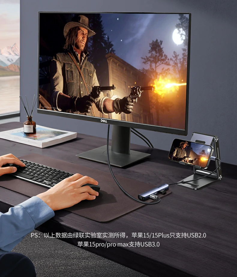 摄影师使用扩展坞快速读取相机SD卡素材