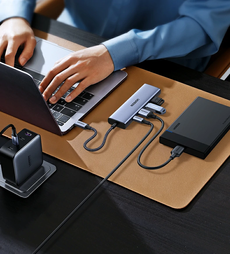 不同角度展示扩展坞金属质感与接口排布