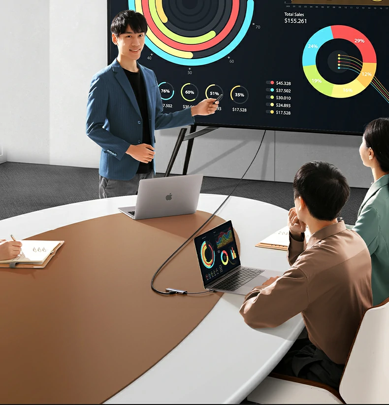 家庭客厅播放4K电影实拍，画面细腻无延迟