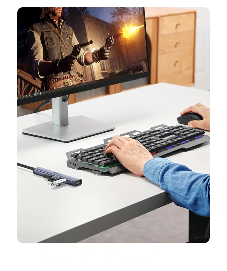 笔记本电脑连接场景，办公桌面整洁有序