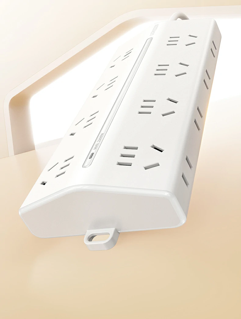 15°斜面插头设计特写，避免传统排插插拔干扰