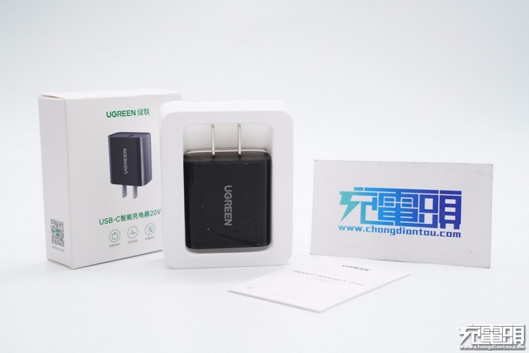 意昂220W快充充电器外观