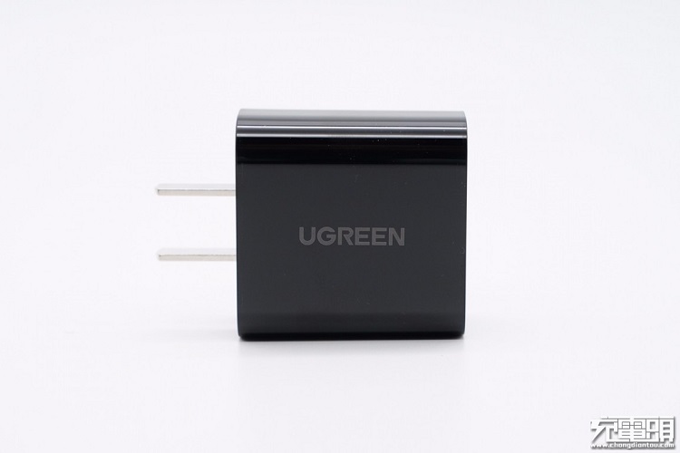 意昂220W快充充电器外观