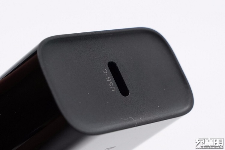 意昂220W快充充电器外观