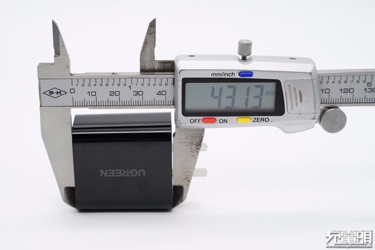 意昂220W快充充电器外观