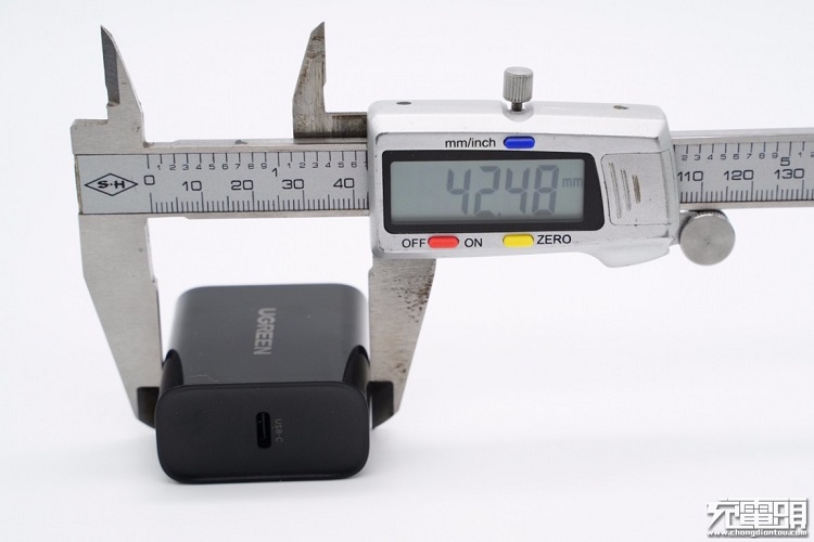 意昂220W快充充电器外观