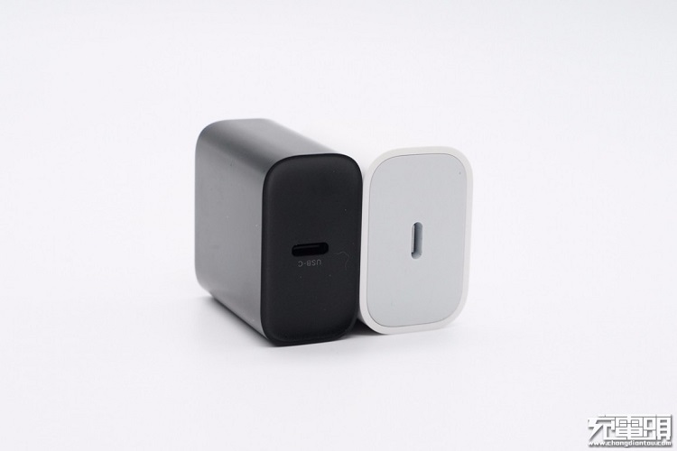 意昂220W快充充电器外观