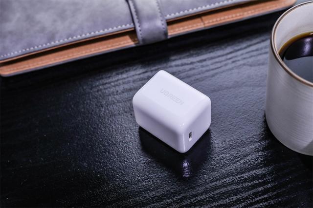 意昂230W氮化镓充电器评测：这或许是iPhone13Pro的最佳搭档